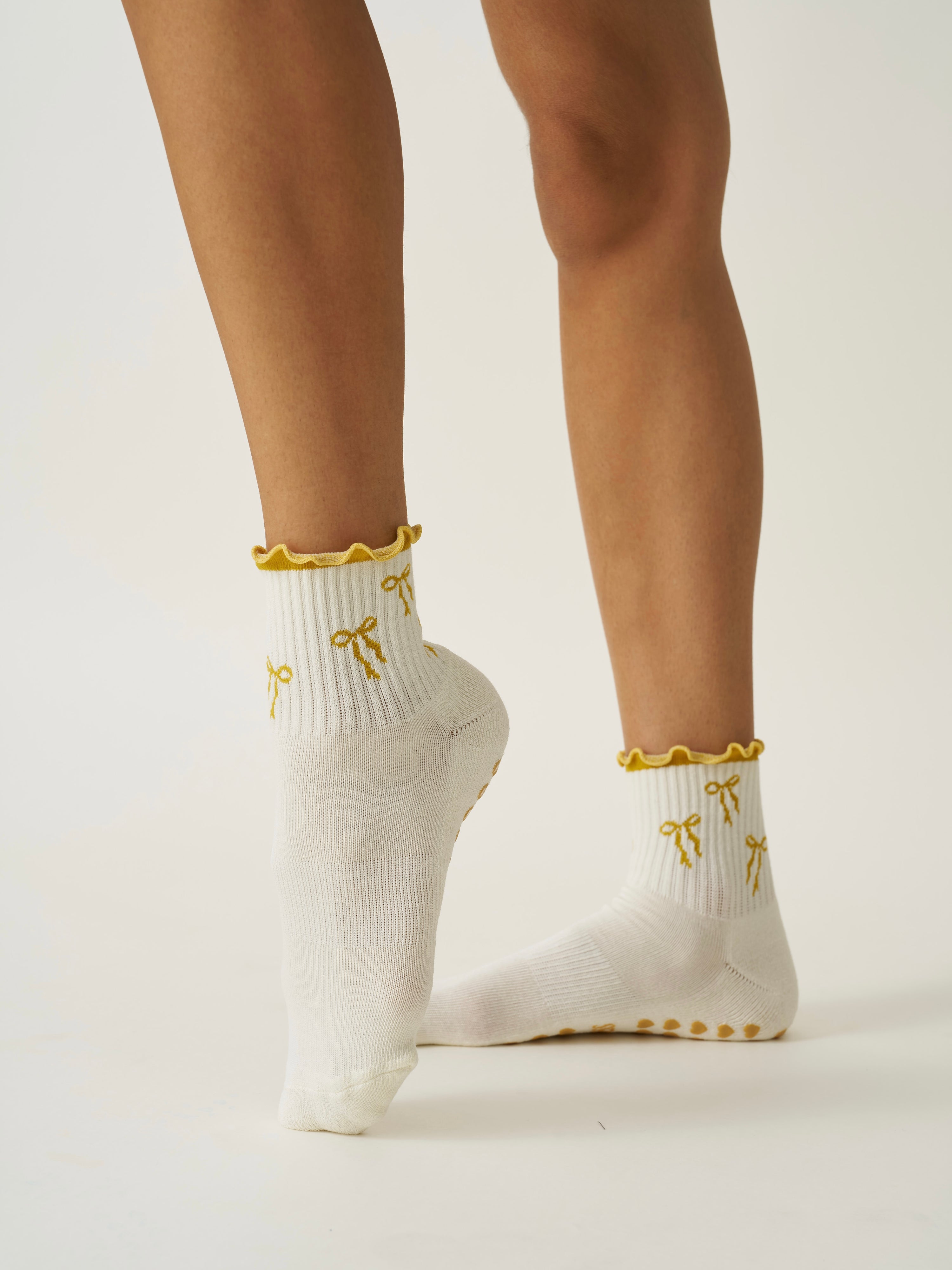 🎀 Bow Ruffle Grip Sock [Gold]