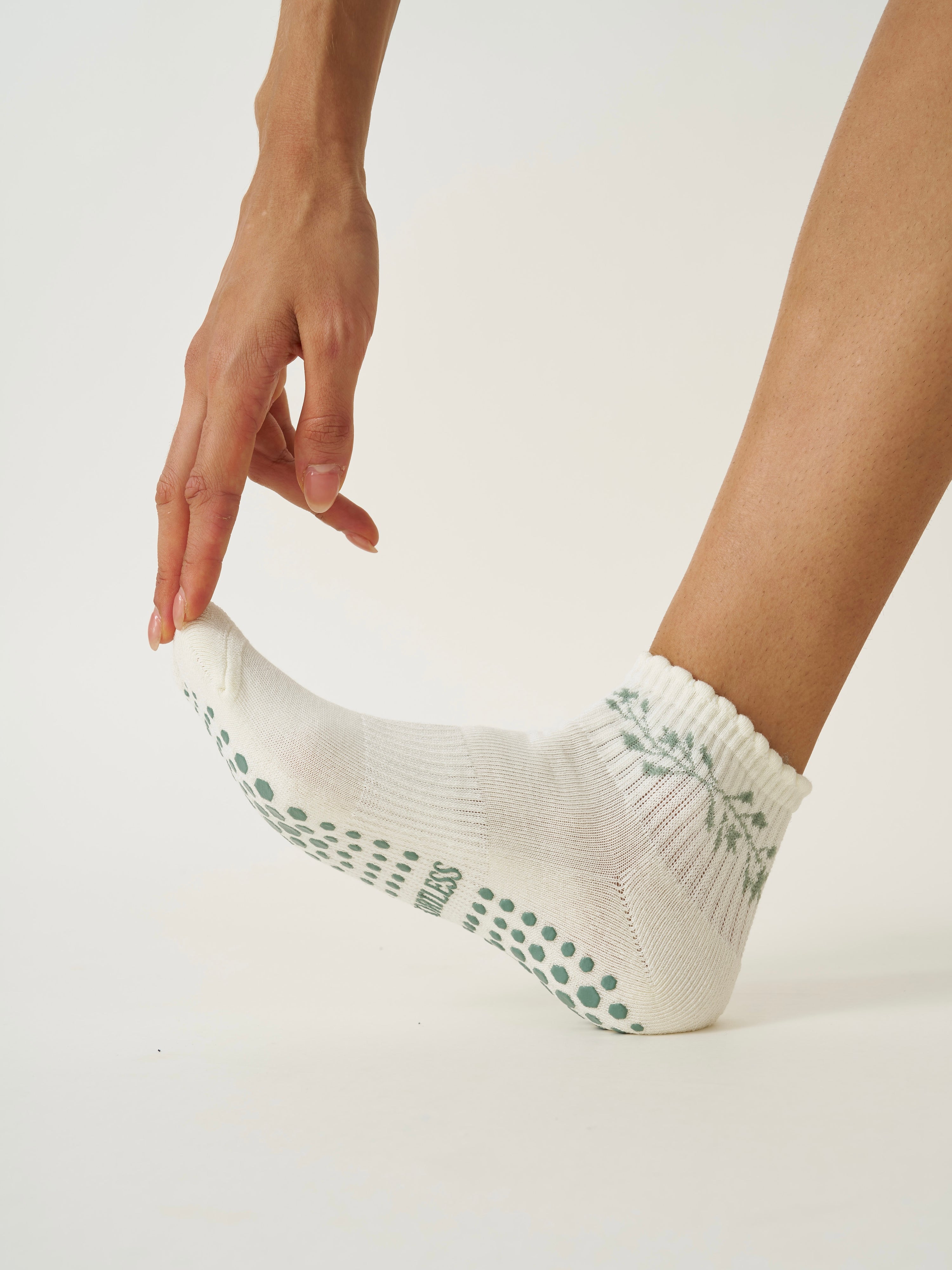 🎄 Cropped Crew Grip Sock - Garland