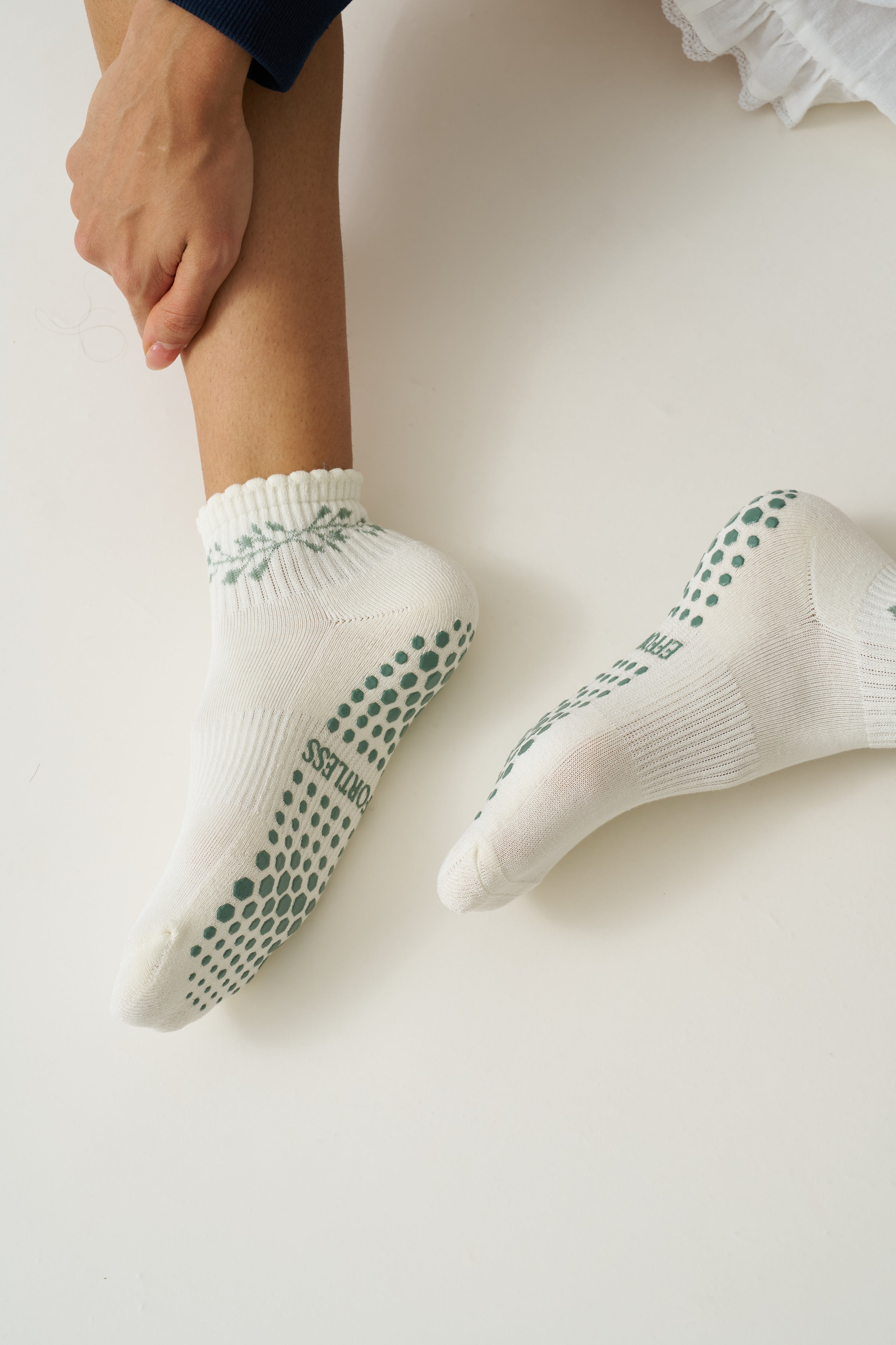 🎄 Cropped Crew Grip Sock - Garland